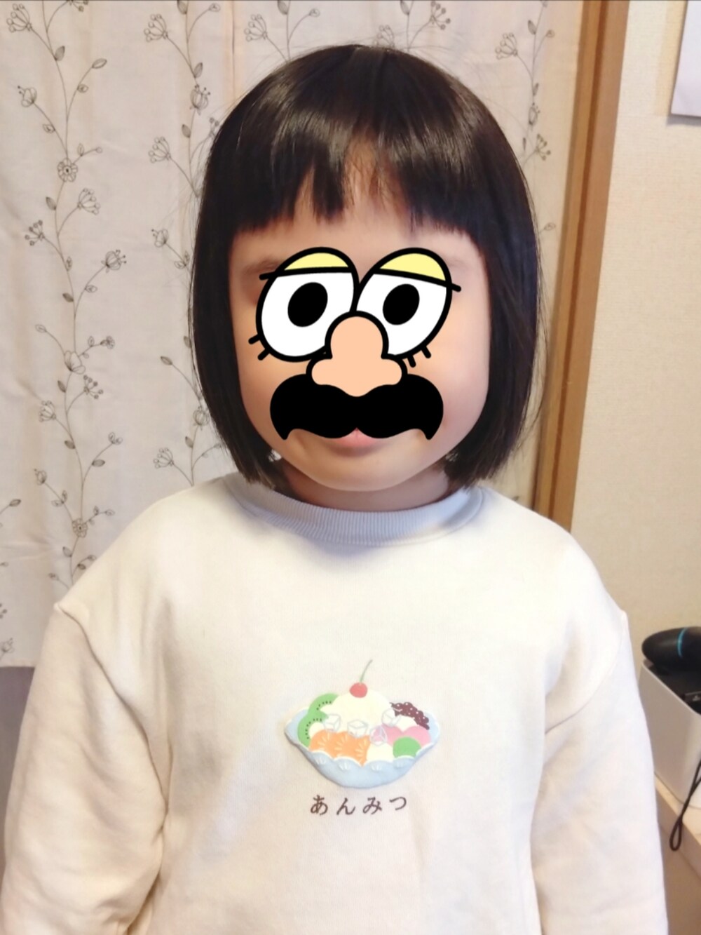 グレー系のダウンジャケット/コート、ブラック系のスウェット、ブラック系のその他パンツを着用したレディースの冬コーディネートの2枚目の写真