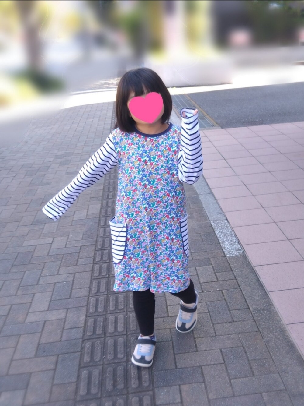 ブラック系のワンピース、レッド系のトートバッグ、ブルー系のデニムパンツを着用したレディースの秋コーディネートの2枚目の写真