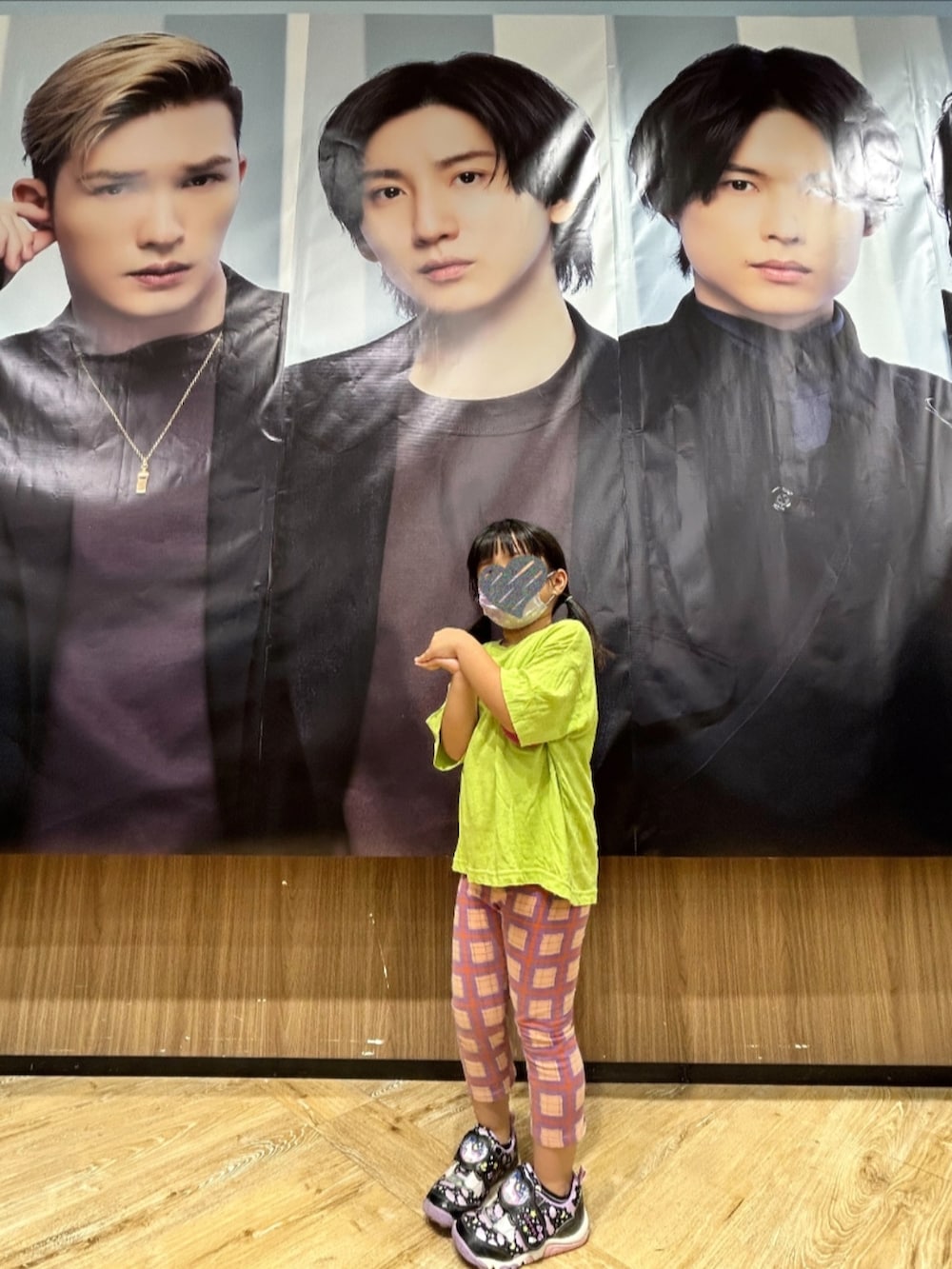 ブルー系のTシャツ/カットソー、ホワイト系のTシャツ/カットソー、ホワイト系のバックパック/リュックを着用したレディースの秋コーディネートの3枚目の写真