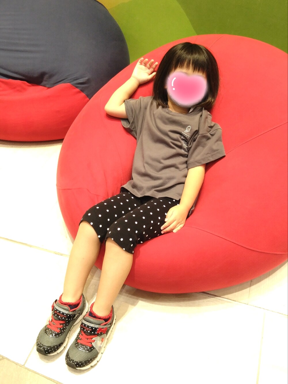 ブラック系のシャツワンピース、ブラック系のスラックス、レッド系のスニーカーを着用したレディースの秋コーディネートの2枚目の写真