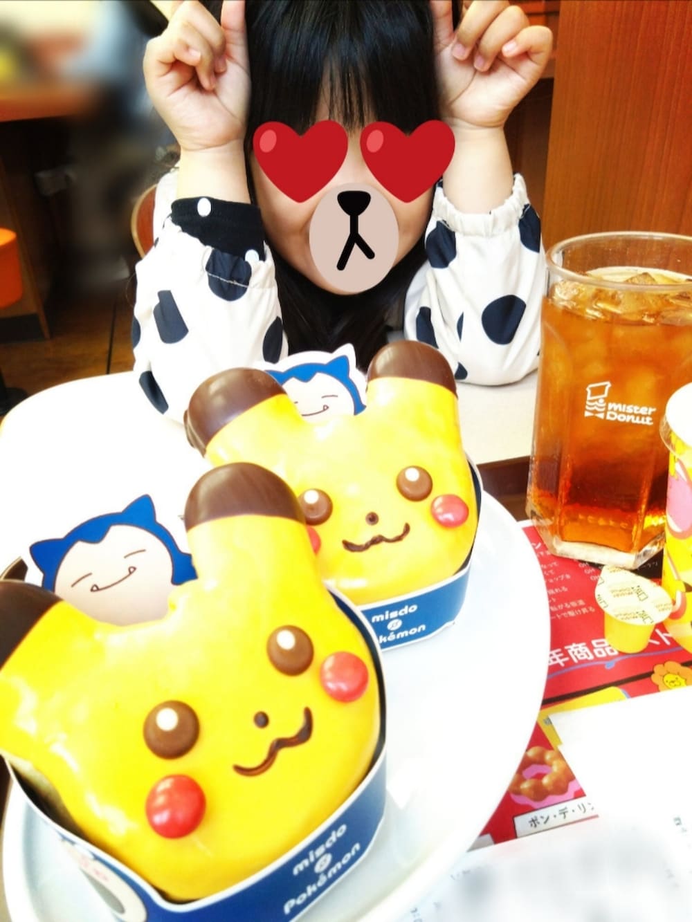 ブラック系のTシャツ/カットソー、グリーン系のマウンテンパーカー、ブラック系のその他パンツを着用したレディースの秋コーディネートの2枚目の写真