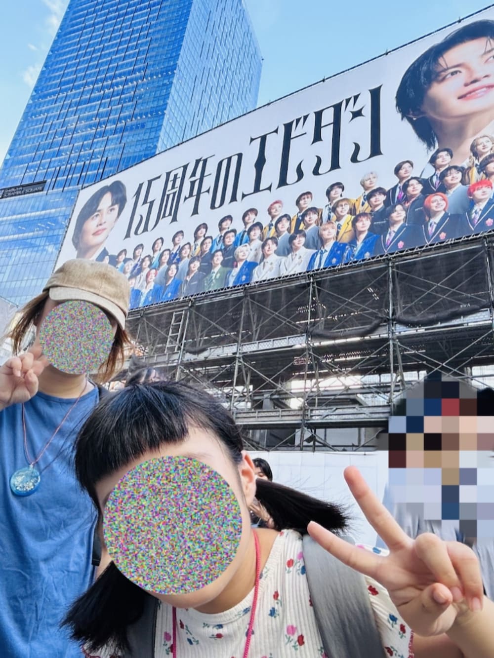 ブルー系のTシャツ/カットソー、ホワイト系のパンツ、ベージュ系のサンダルを着用したレディースの夏コーディネートの2枚目の写真