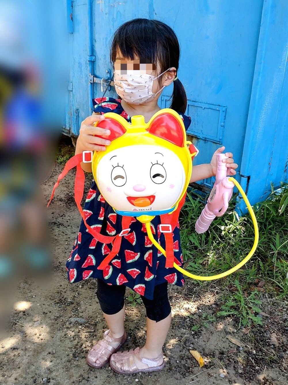 ブルー系のワンピース、その他のショルダーバッグ、ピンク系のサンダルを着用したレディースの夏コーディネートの2枚目の写真