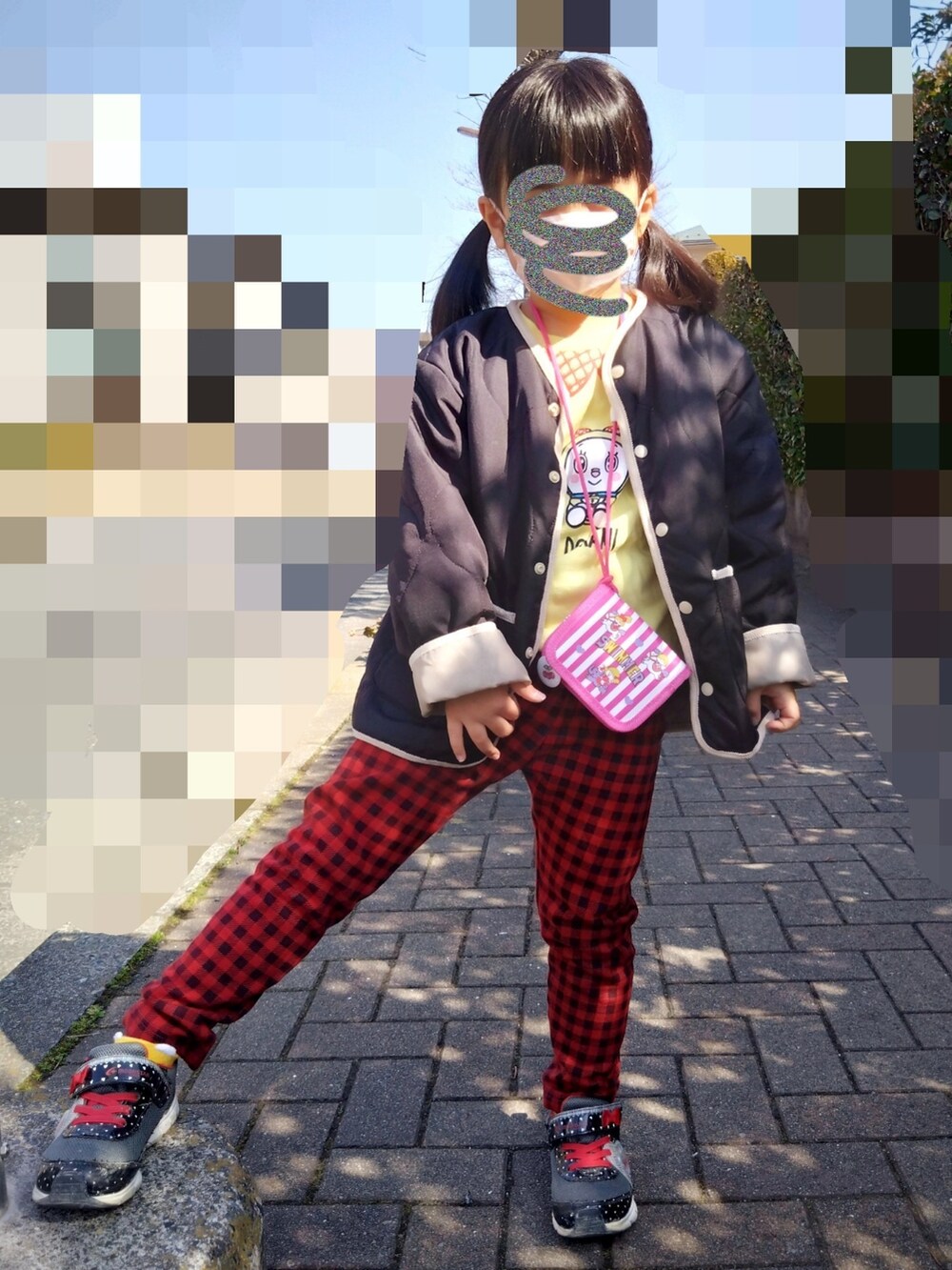 グレー系のミリタリージャケット、ベージュ系のパーカー、ブルー系のスラックスを着用したレディースの冬コーディネートの2枚目の写真