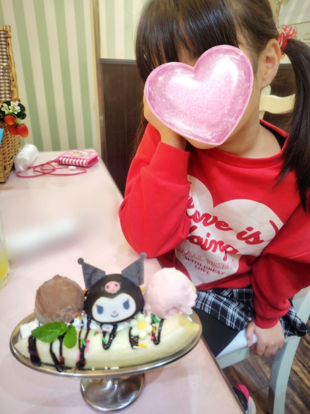 ブラック系のスウェット、ブルー系のデニムパンツ、ブルー系のスニーカーを着用したレディースの春コーディネートの3枚目の写真