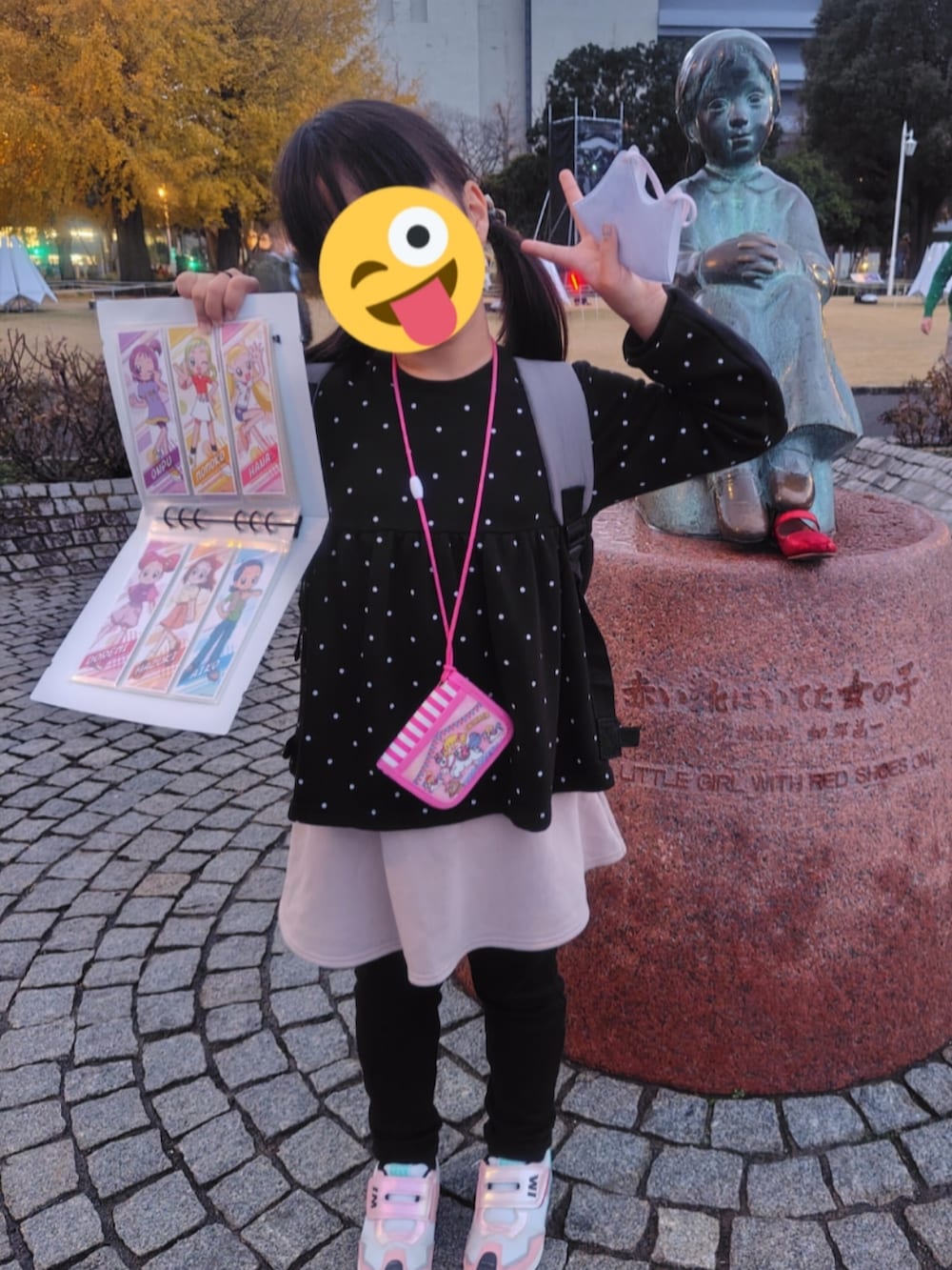 ブラック系のブルゾン、ブラック系のスウェット、グレー系のその他パンツを着用したレディースの冬コーディネートの3枚目の写真