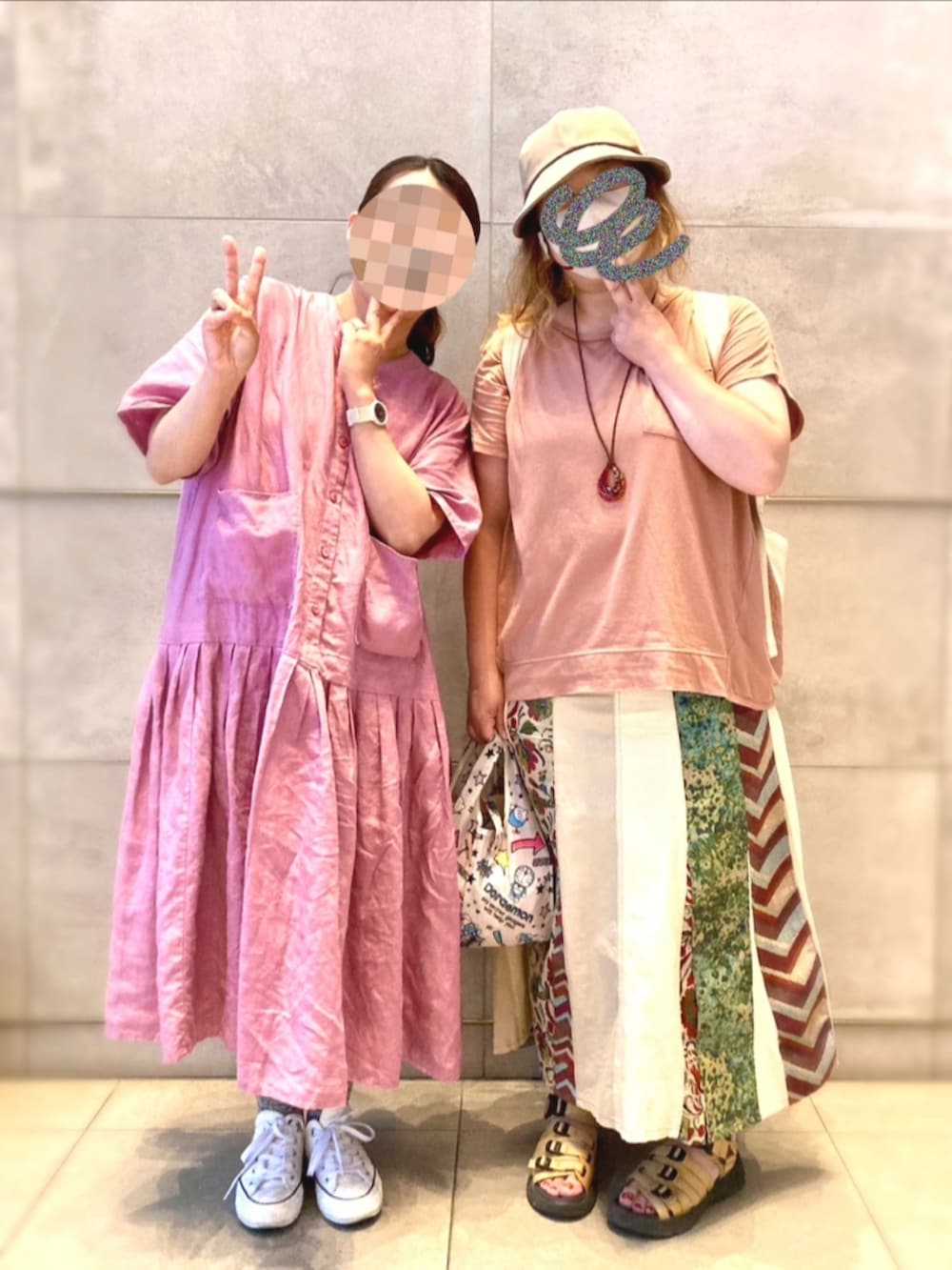 ピンク系のTシャツ/カットソー、ホワイト系のバックパック/リュック、ベージュ系のスカートを着用したレディースの夏コーディネートの2枚目の写真