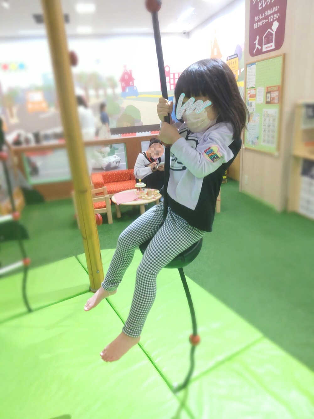 その他のTシャツ/カットソー、ブルー系のデニムパンツ、ホワイト系のスニーカーを着用したレディースの夏コーディネートの2枚目の写真