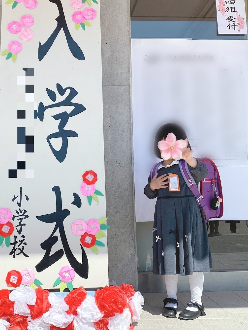 ベージュ系のチュニック、ベージュ系のその他パンツ、ブラック系のトートバッグを着用したレディースの春コーディネートの3枚目の写真