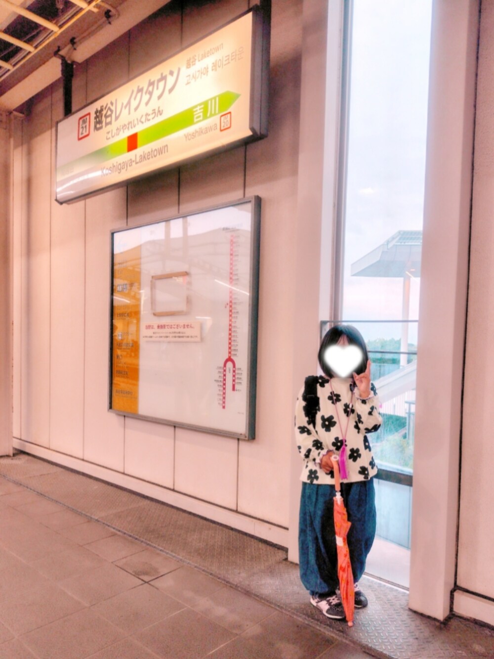 レッド系のマウンテンパーカー、グリーン系のTシャツ/カットソー、ブルー系のデニムパンツを着用したレディースの夏コーディネートの2枚目の写真