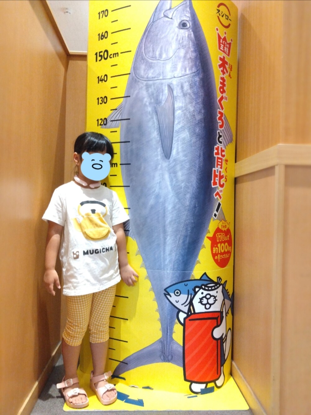 その他のTシャツ/カットソー、ホワイト系のトートバッグ、グレー系のデニムパンツを着用したレディースの夏コーディネートの2枚目の写真