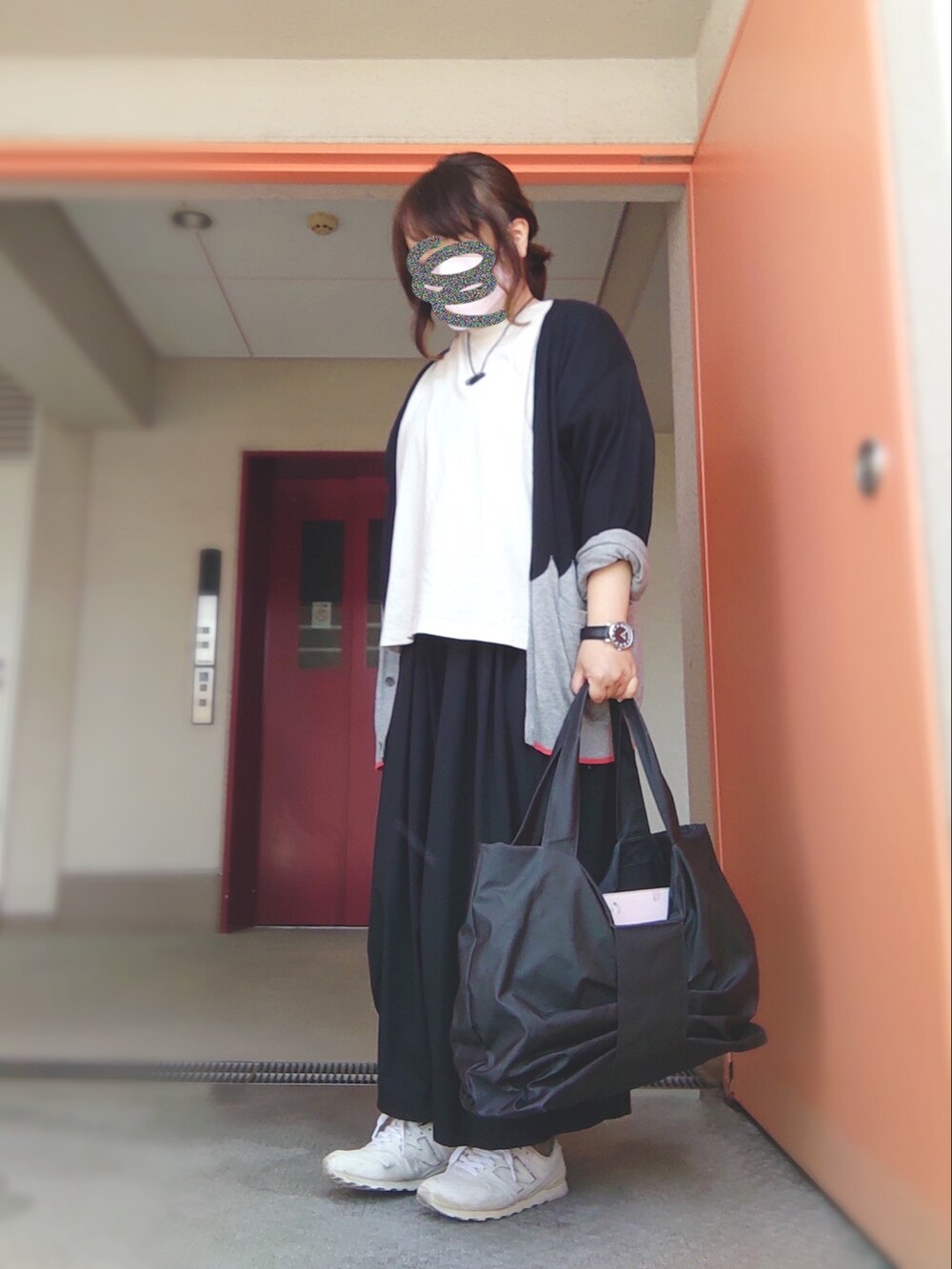 ホワイト系のTシャツ/カットソー、ブラック系のパンツ、ブラック系のトートバッグを着用したレディースの春コーディネートの2枚目の写真