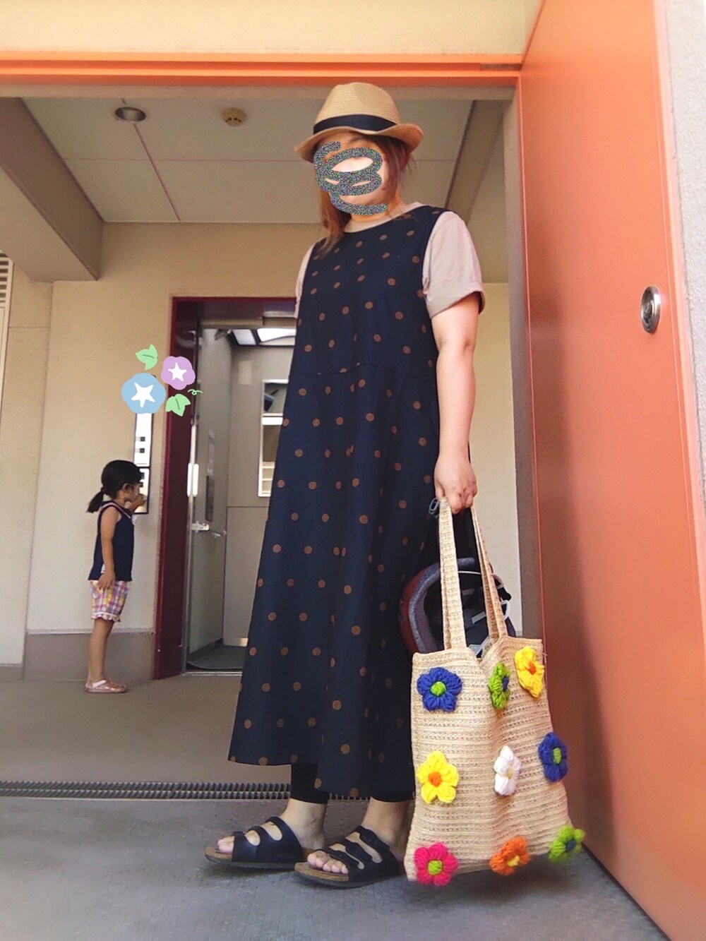 グレー系のワンピース、ベージュ系のTシャツ/カットソー、その他のトートバッグを着用したレディースの夏コーディネートの2枚目の写真