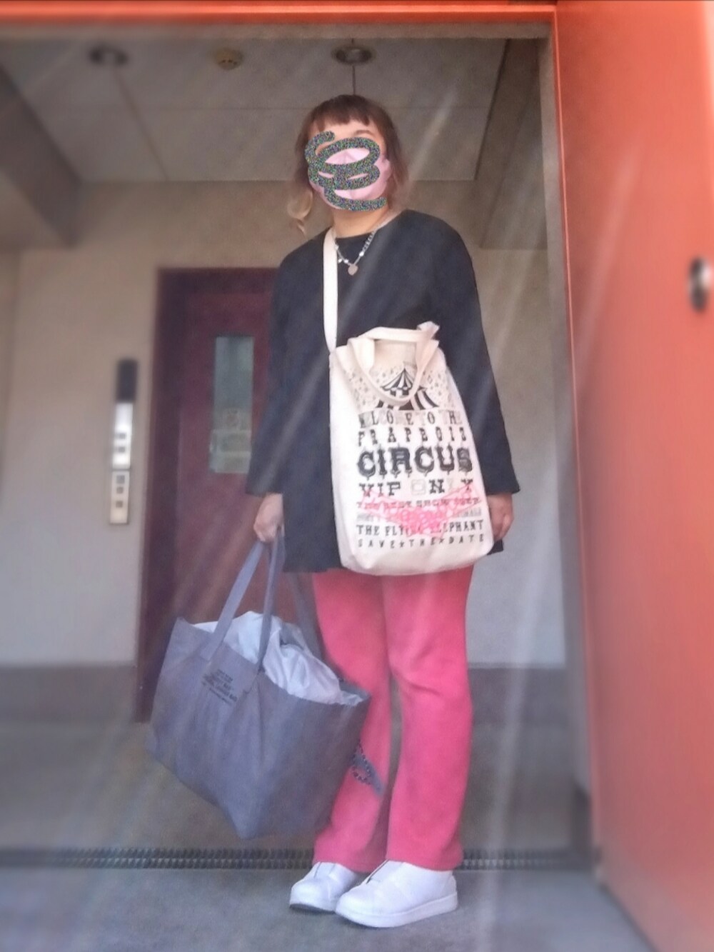 ブラック系のTシャツ/カットソー、ピンク系のその他パンツ、その他のショルダーバッグを着用したレディースの春コーディネートの2枚目の写真