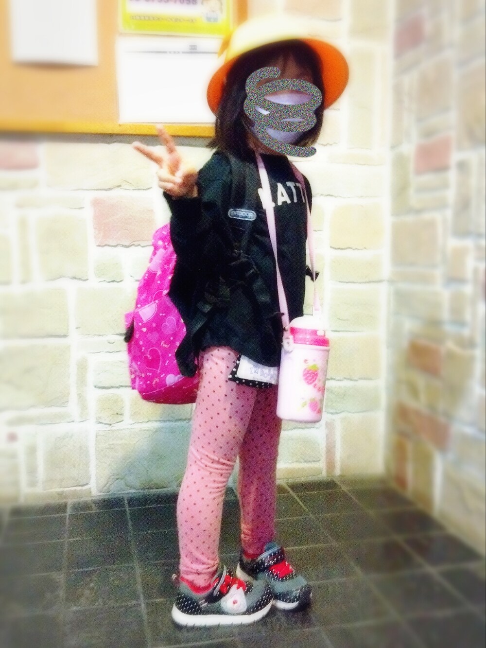 ブラック系のワンピース、ホワイト系のショルダーバッグ、ブラック系のスニーカーを着用したレディースの秋コーディネートの2枚目の写真