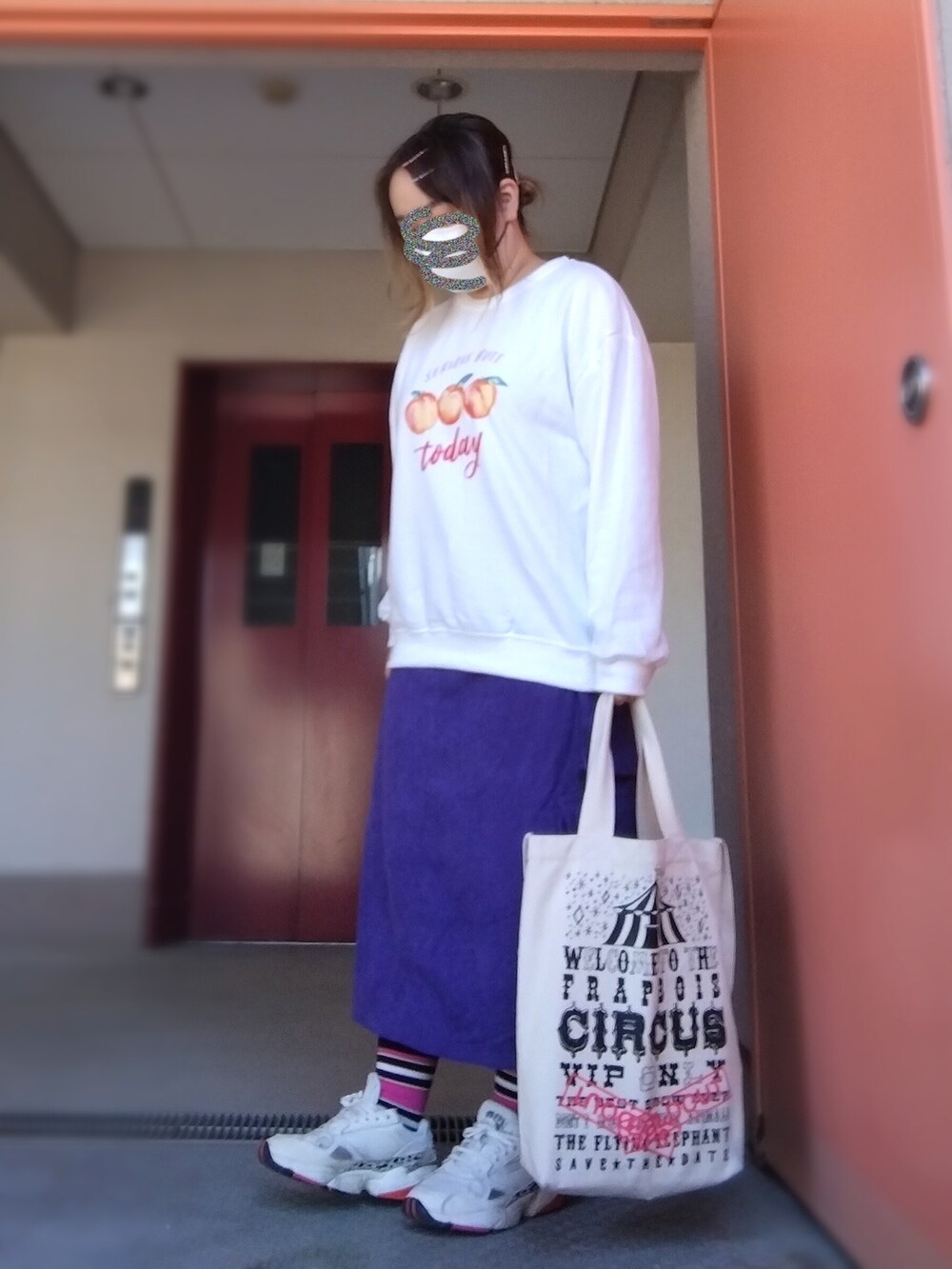 ブラック系のブルゾン、ホワイト系のスウェット、パープル系のスカートを着用したレディースの春コーディネートの2枚目の写真