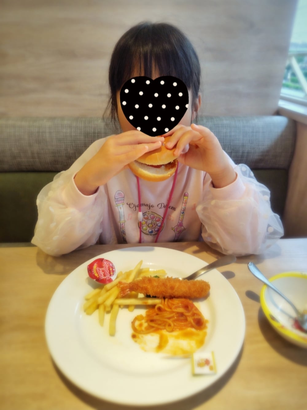 ベージュ系のMA-1、オレンジ系のTシャツ/カットソー、ブルー系のスニーカーを着用したレディースの春コーディネートの2枚目の写真