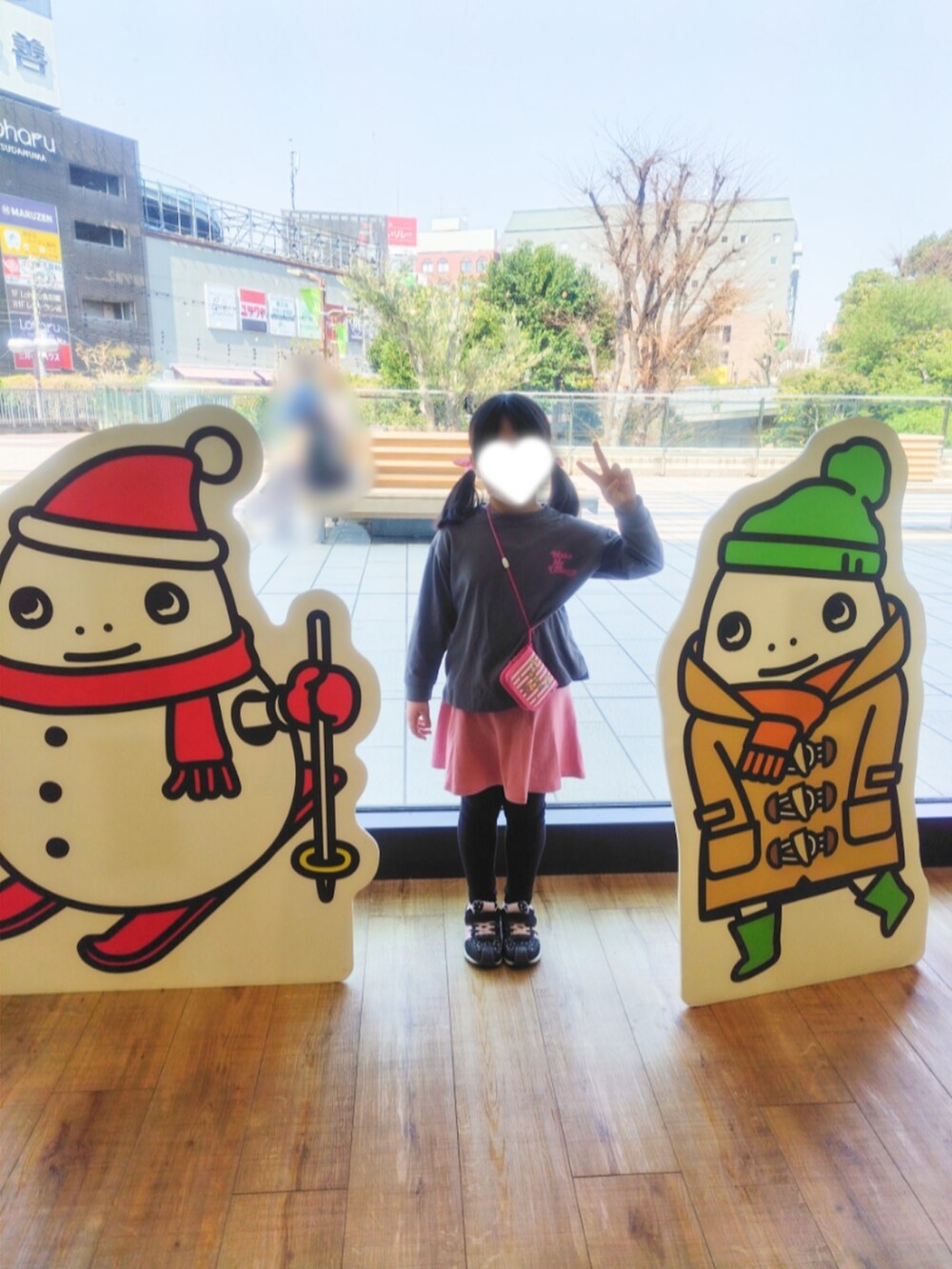 ブラック系のブルゾン、その他のTシャツ/カットソー、グリーン系のその他パンツを着用したレディースの春コーディネートの2枚目の写真