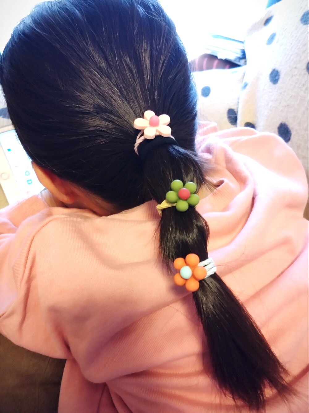 ベージュ系のブルゾン、ホワイト系のスウェット、ブラック系のショルダーバッグを着用したレディースの春コーディネートの2枚目の写真