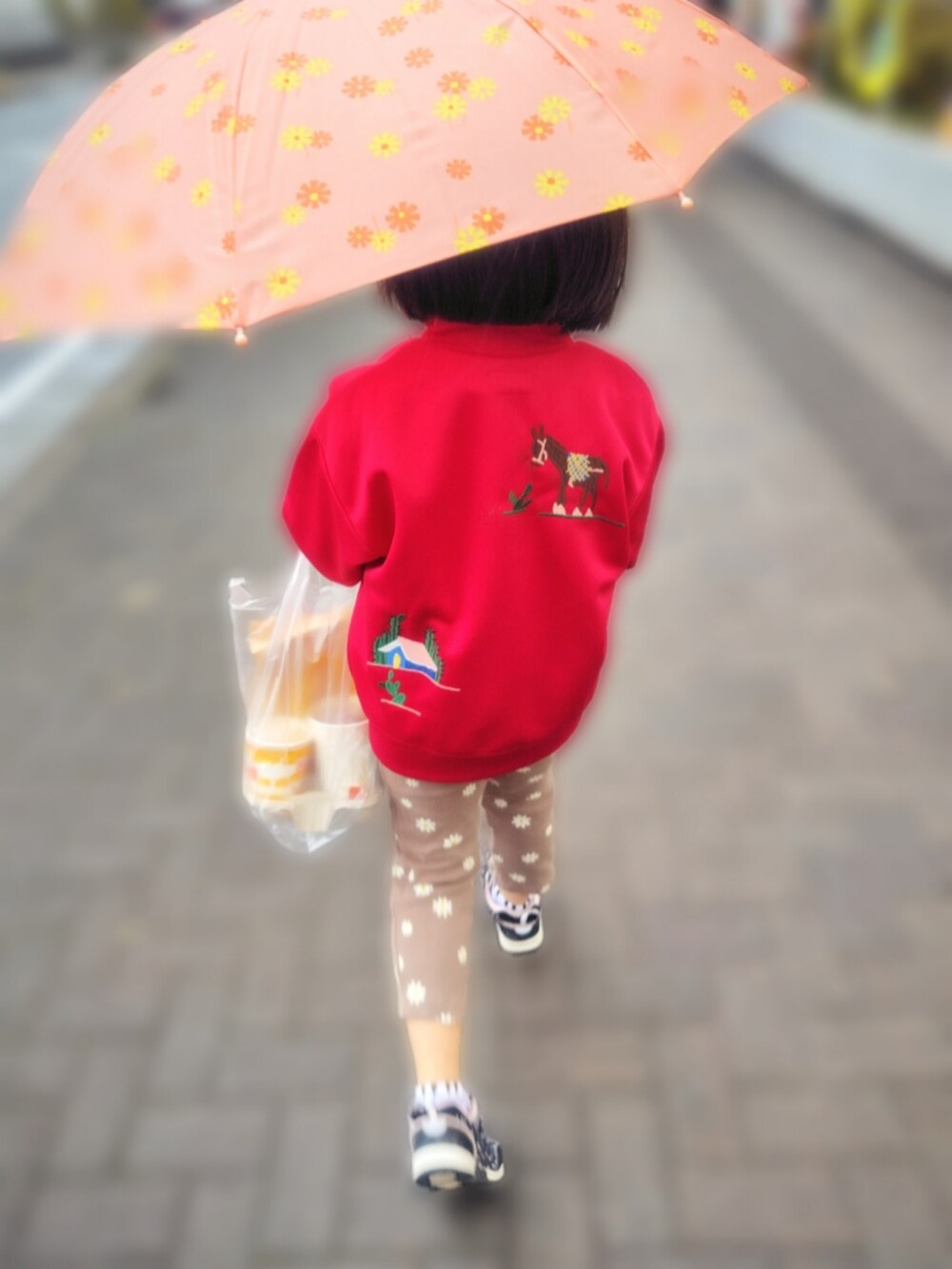 ブラック系のブルゾン、その他のTシャツ/カットソー、ピンク系のスカートを着用したレディースの春コーディネートの2枚目の写真