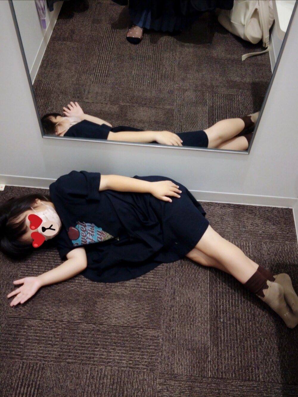 ブラック系のTシャツ/カットソー、ブルー系のスカート、ホワイト系のスニーカーを着用したレディースの夏コーディネートの2枚目の写真