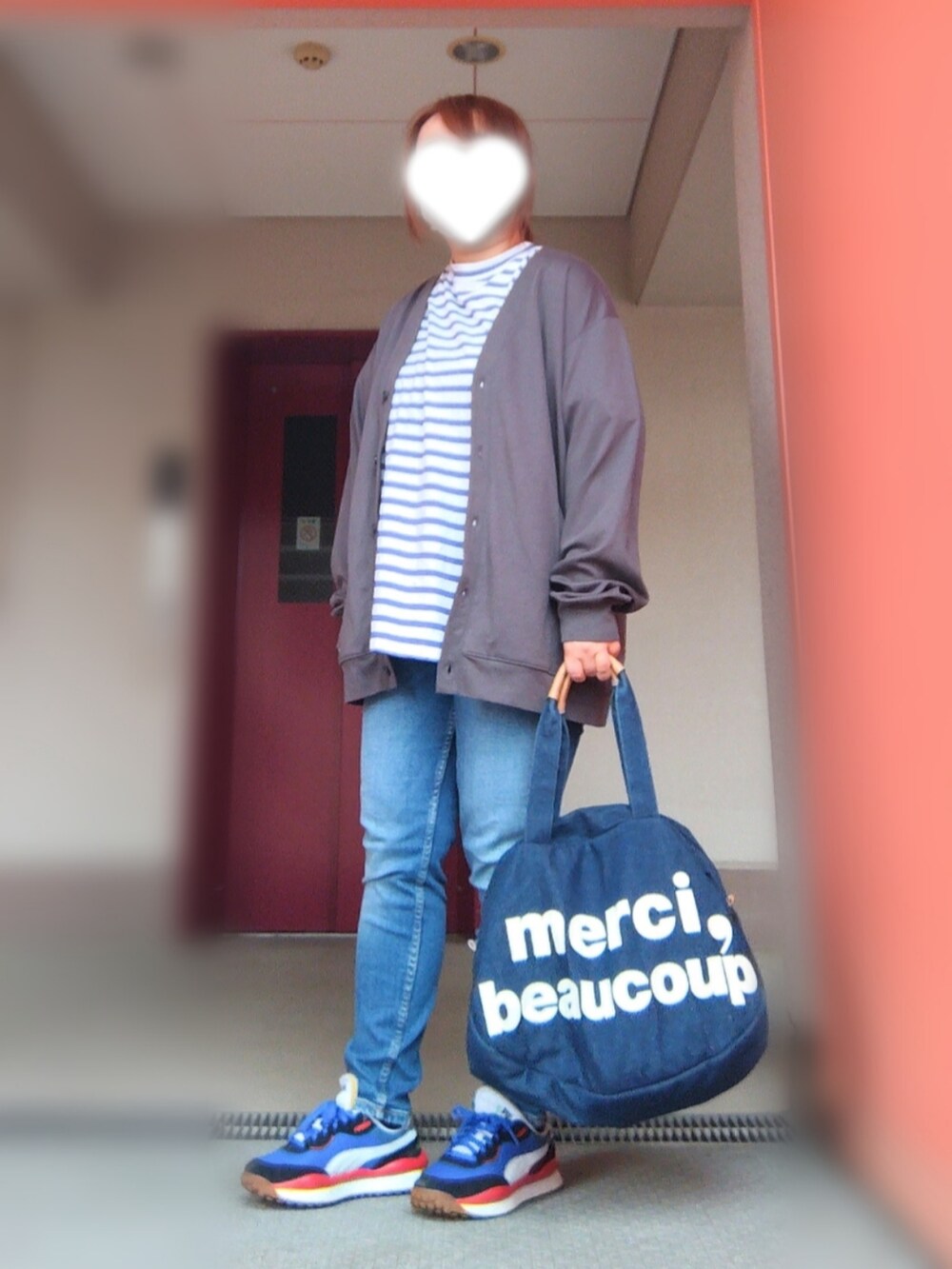 ブルー系のTシャツ/カットソー、ブルー系のデニムパンツ、ブルー系のトートバッグを着用したレディースの春コーディネートの2枚目の写真