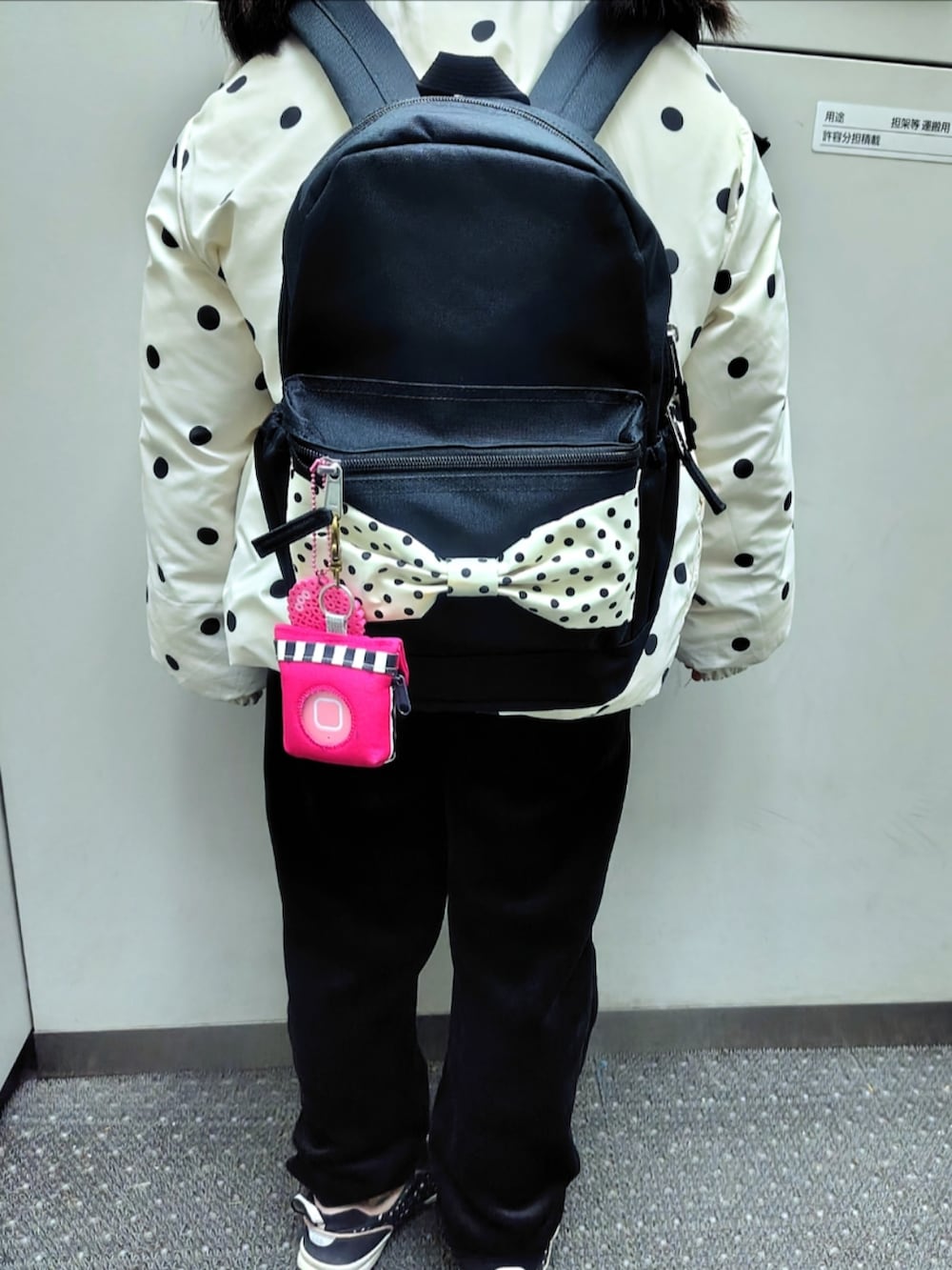 グリーン系のブルゾン、グリーン系のパーカー、グレー系のその他パンツを着用したレディースの春コーディネートの2枚目の写真