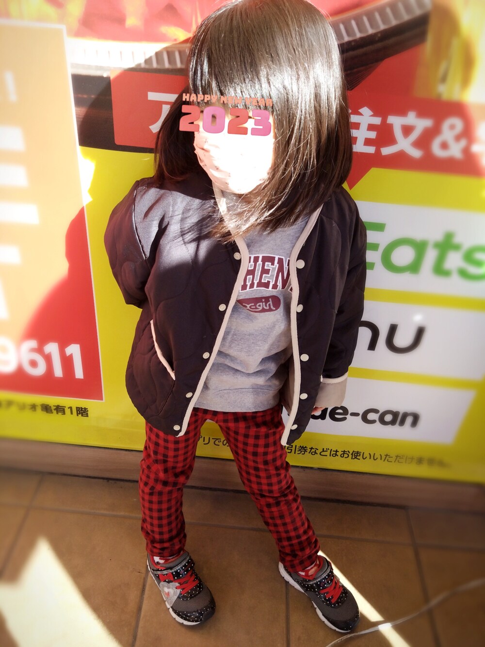 ベージュ系のスウェット、ブルー系のその他アウター、グレー系のデニムパンツを着用したレディースの冬コーディネートの3枚目の写真