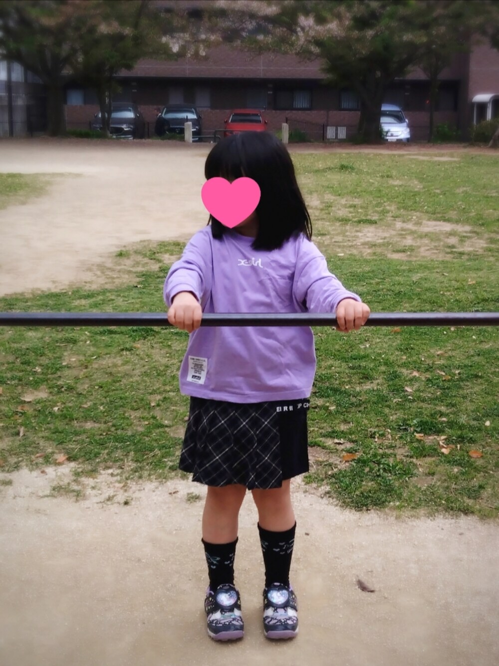 ブラック系のショルダーバッグ、ホワイト系のTシャツ/カットソー、グレー系のデニムパンツを着用したレディースの春コーディネートの2枚目の写真