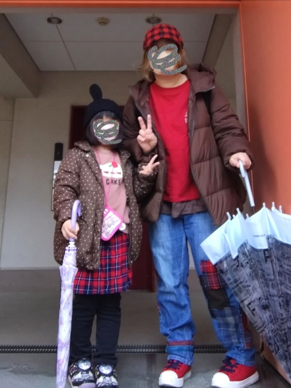 ブラウン系のダウンジャケット/コート、レッド系のスウェット、ブルー系のデニムパンツを着用したレディースの冬コーディネートの3枚目の写真