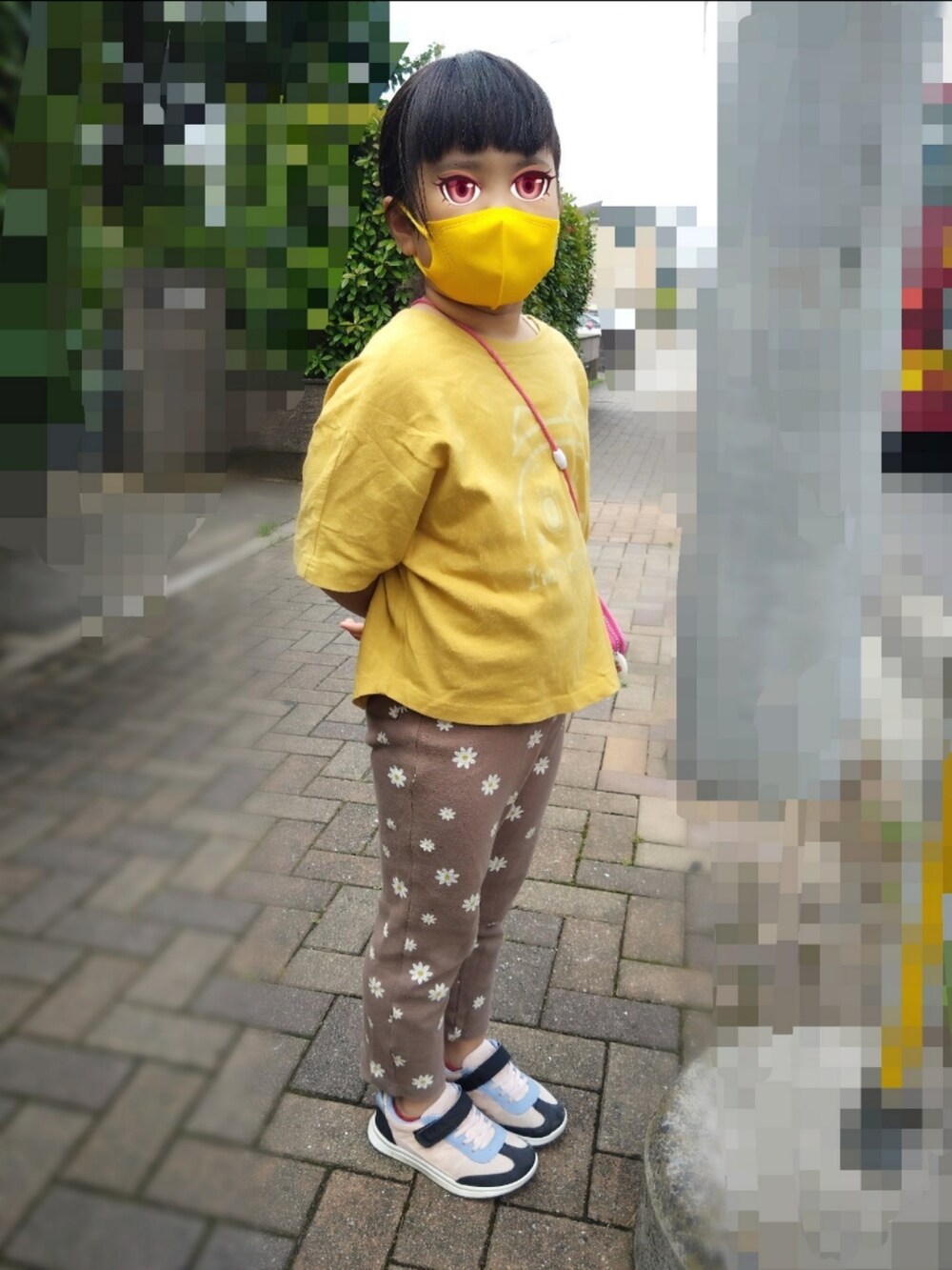 イエロー系のTシャツ/カットソー、ブラック系のその他パンツ、ブラック系のスニーカーを着用したレディースの夏コーディネートの2枚目の写真