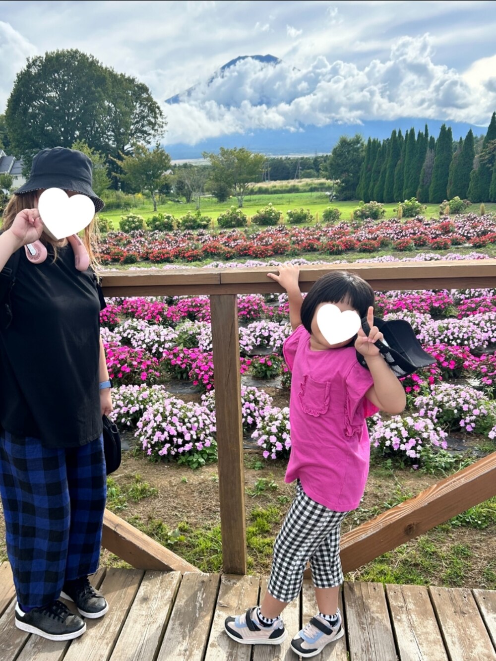 ブラック系のTシャツ/カットソー、その他のその他パンツ、ピンク系のTシャツ/カットソーを着用したレディースの夏コーディネートの5枚目の写真