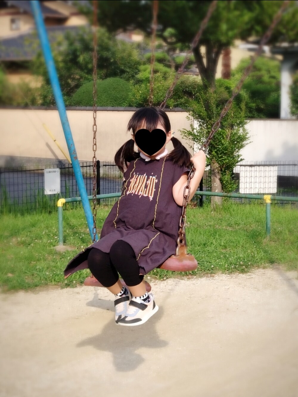 その他のショルダーバッグ、ブラック系のワンピース、ホワイト系のスニーカーを着用したレディースの夏コーディネートの2枚目の写真