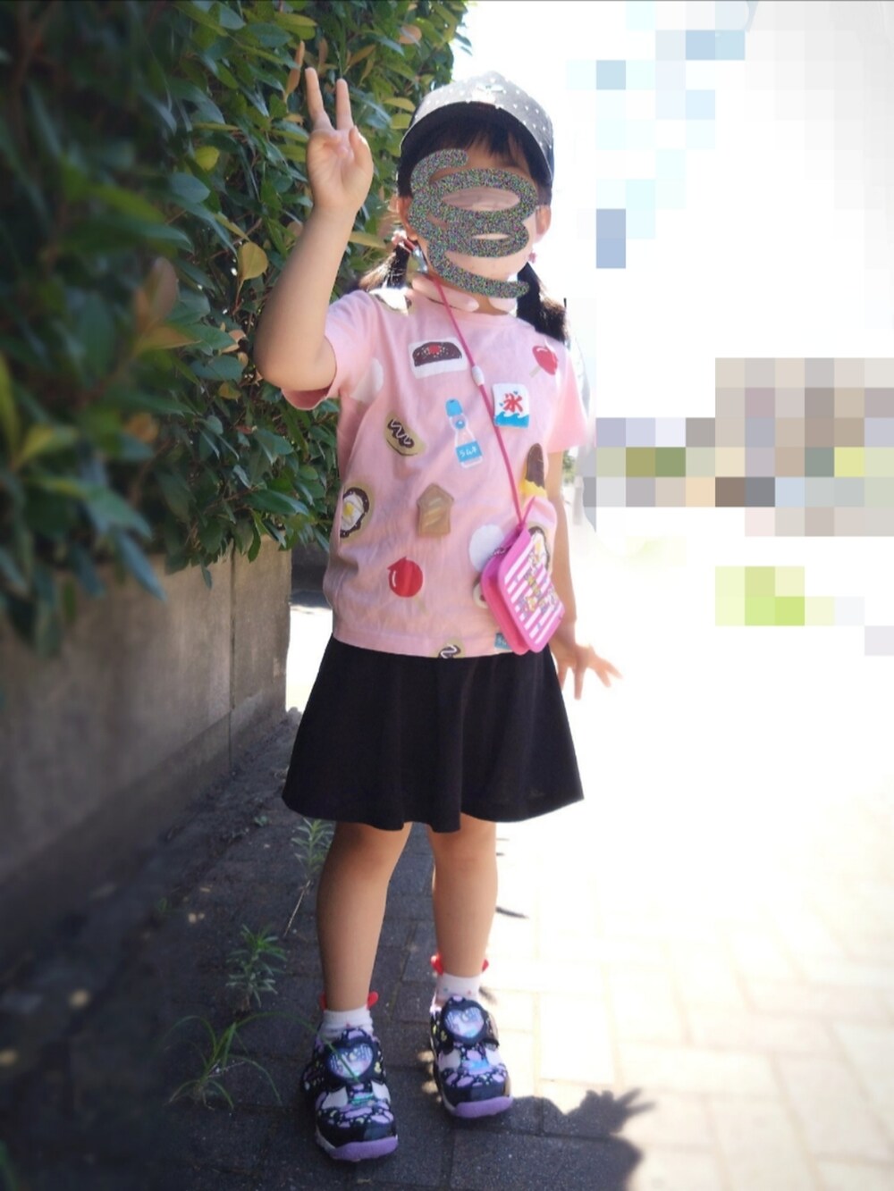 グレー系のワンピース、ホワイト系のスニーカー、ピンク系のTシャツ/カットソーを着用したレディースの夏コーディネートの2枚目の写真