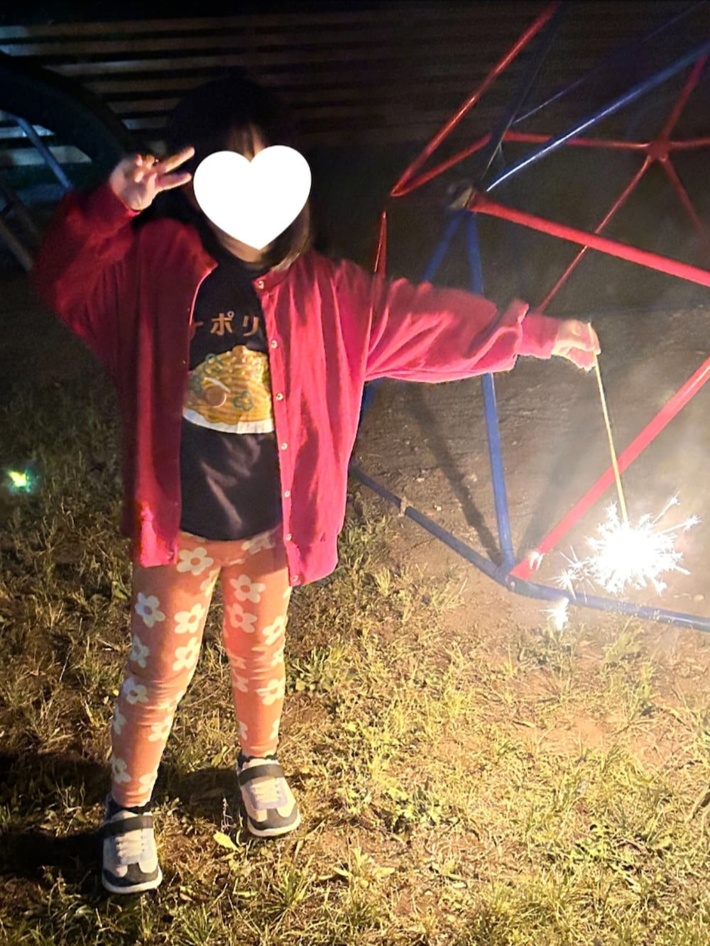 ベージュ系のTシャツ/カットソー、ブラック系のその他パンツ、ブラック系のスニーカーを着用したレディースの春コーディネートの2枚目の写真