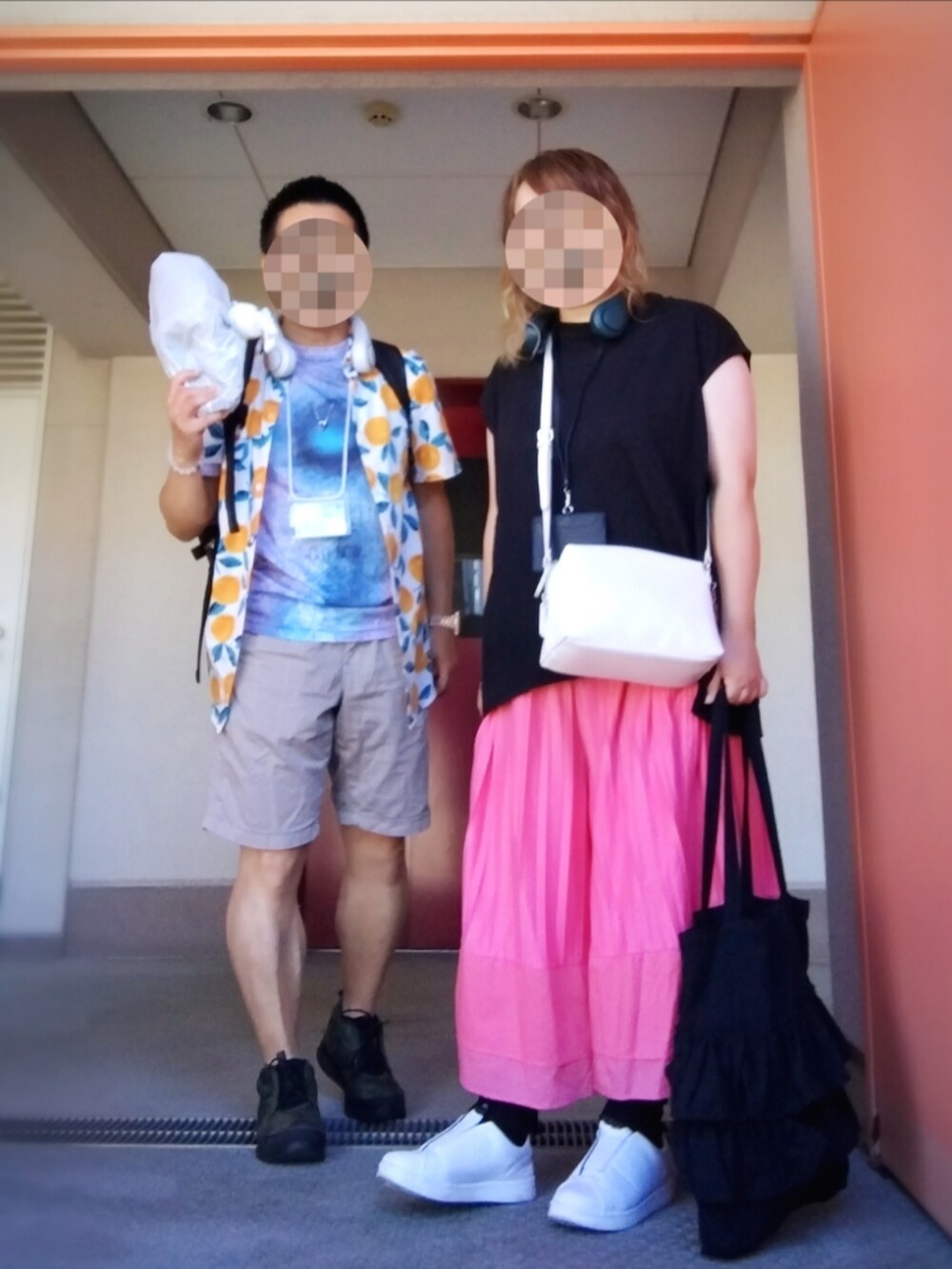 ブラック系のTシャツ/カットソー、ホワイト系のショルダーバッグ、ピンク系のその他パンツを着用したレディースの夏コーディネートの2枚目の写真