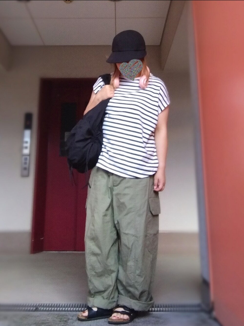 その他のTシャツ/カットソー、グリーン系のカーゴパンツ、ブラック系のショルダーバッグを着用したレディースの夏コーディネートの2枚目の写真