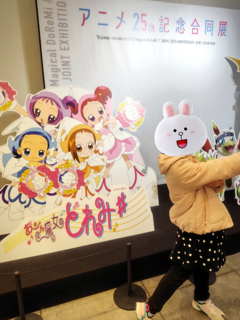 ブラック系のスウェット、ブルー系のその他パンツ、ブラック系のスニーカーを着用したレディースの冬コーディネートの2枚目の写真