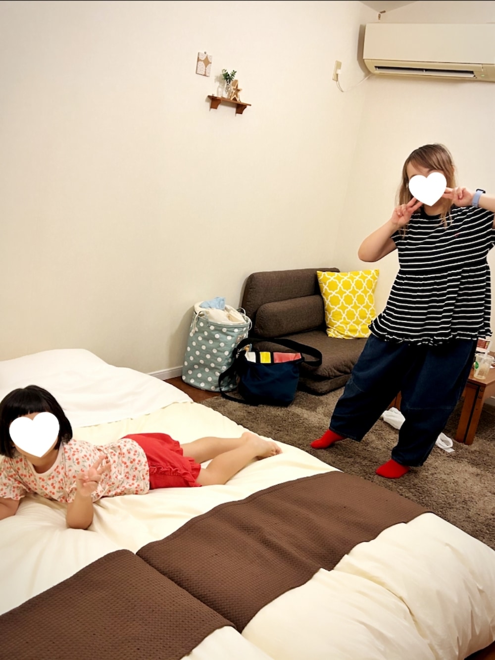その他のTシャツ/カットソー、ブルー系のデニムパンツ、ブラック系のスニーカーを着用したレディースの夏コーディネートの3枚目の写真