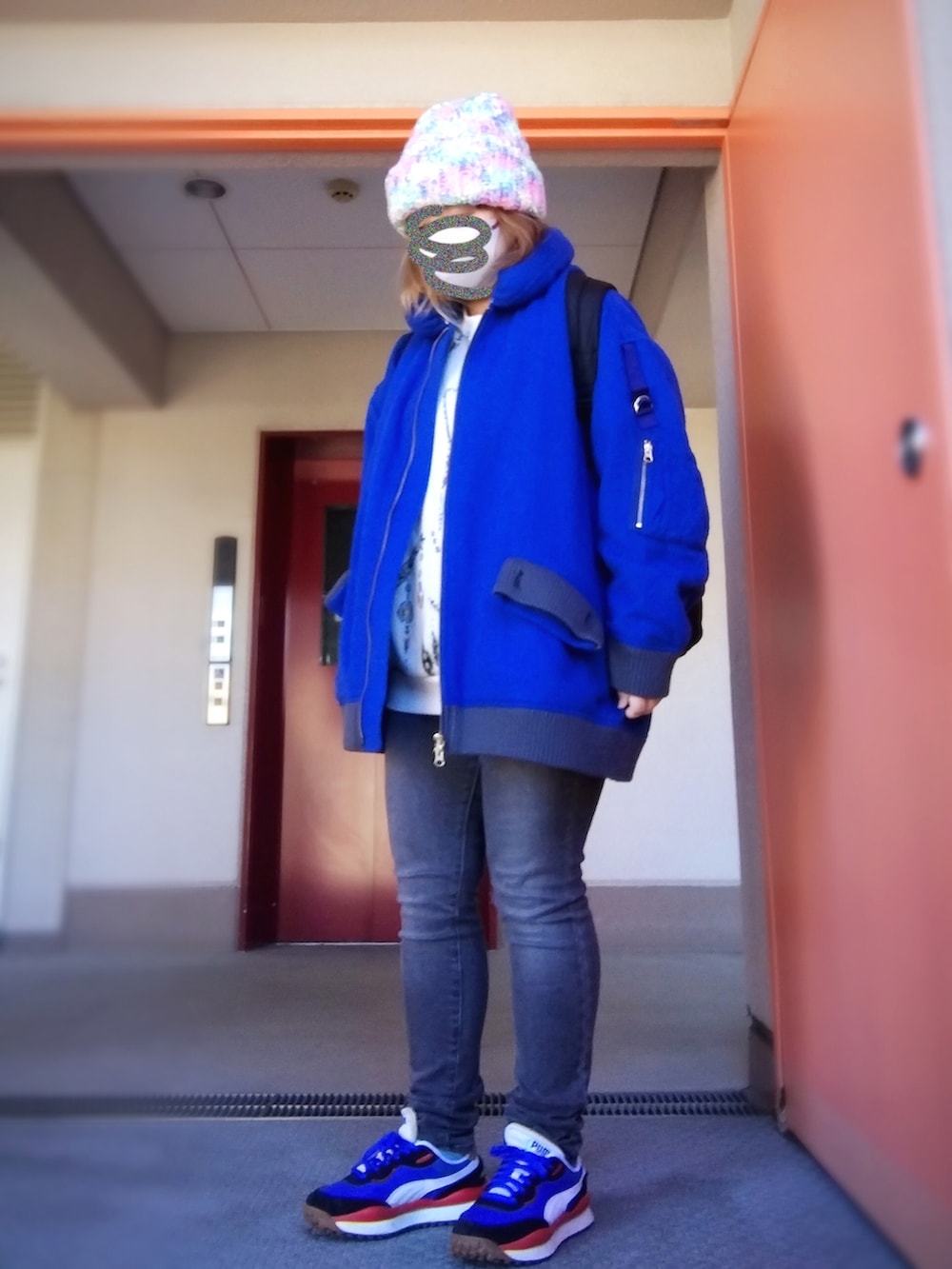 ベージュ系のスウェット、ブルー系のその他アウター、グレー系のデニムパンツを着用したレディースの冬コーディネートの2枚目の写真