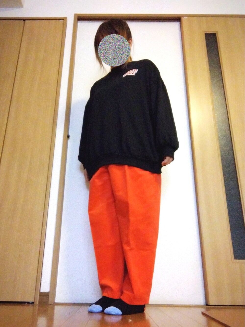 ブラック系のブルゾン、ブラック系のTシャツ/カットソー、レッド系のその他パンツを着用したレディースの冬コーディネートの2枚目の写真