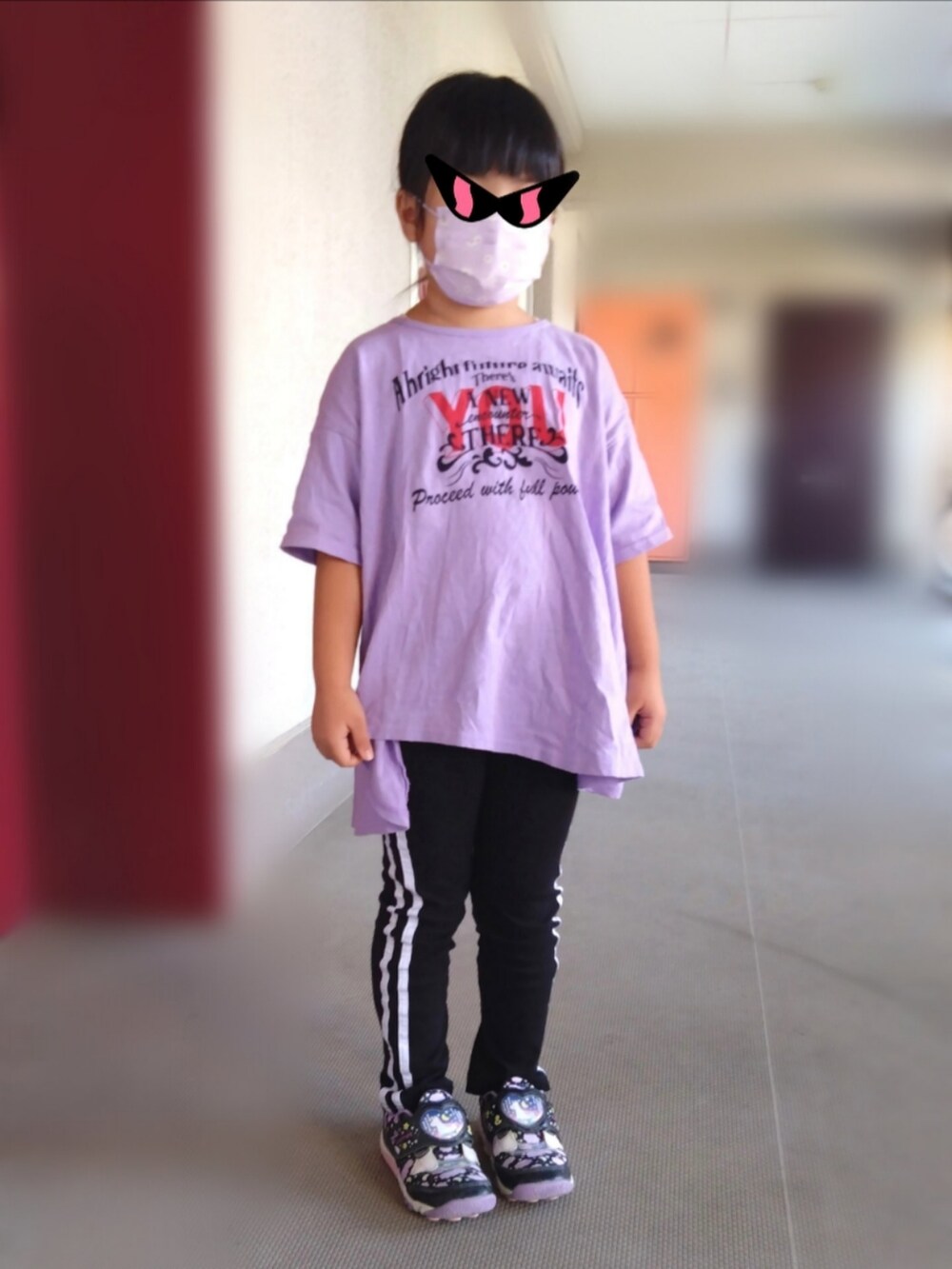 パープル系のTシャツ/カットソー、ベージュ系のカーゴパンツ、ブラック系のトートバッグを着用したレディースの秋コーディネートの2枚目の写真