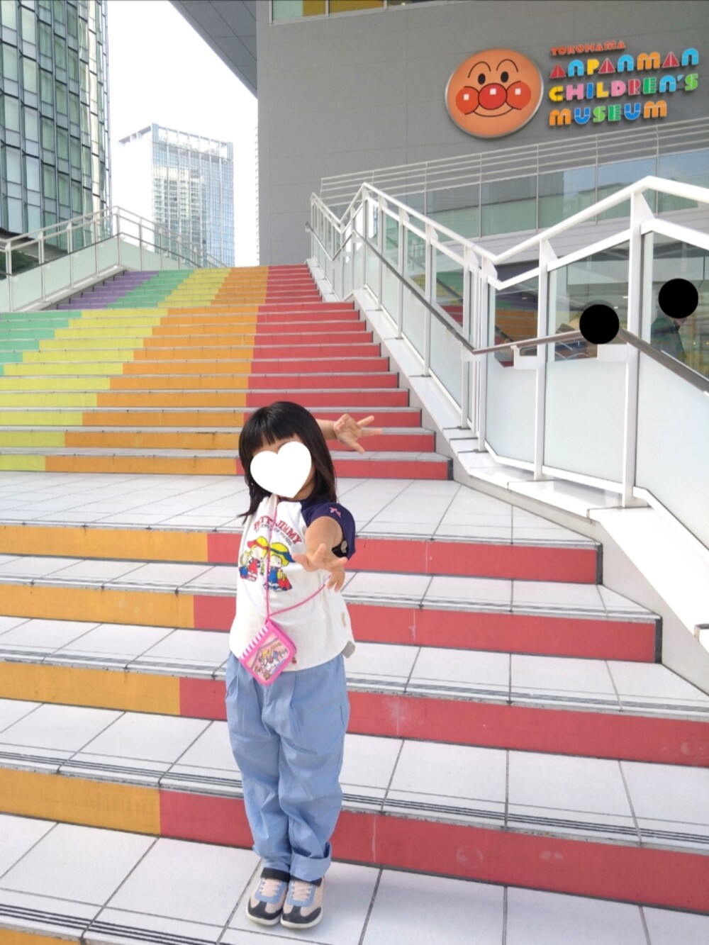 ブルー系のTシャツ/カットソー、ブラック系のその他パンツ、ブラック系のスニーカーを着用したレディースの春コーディネートの2枚目の写真