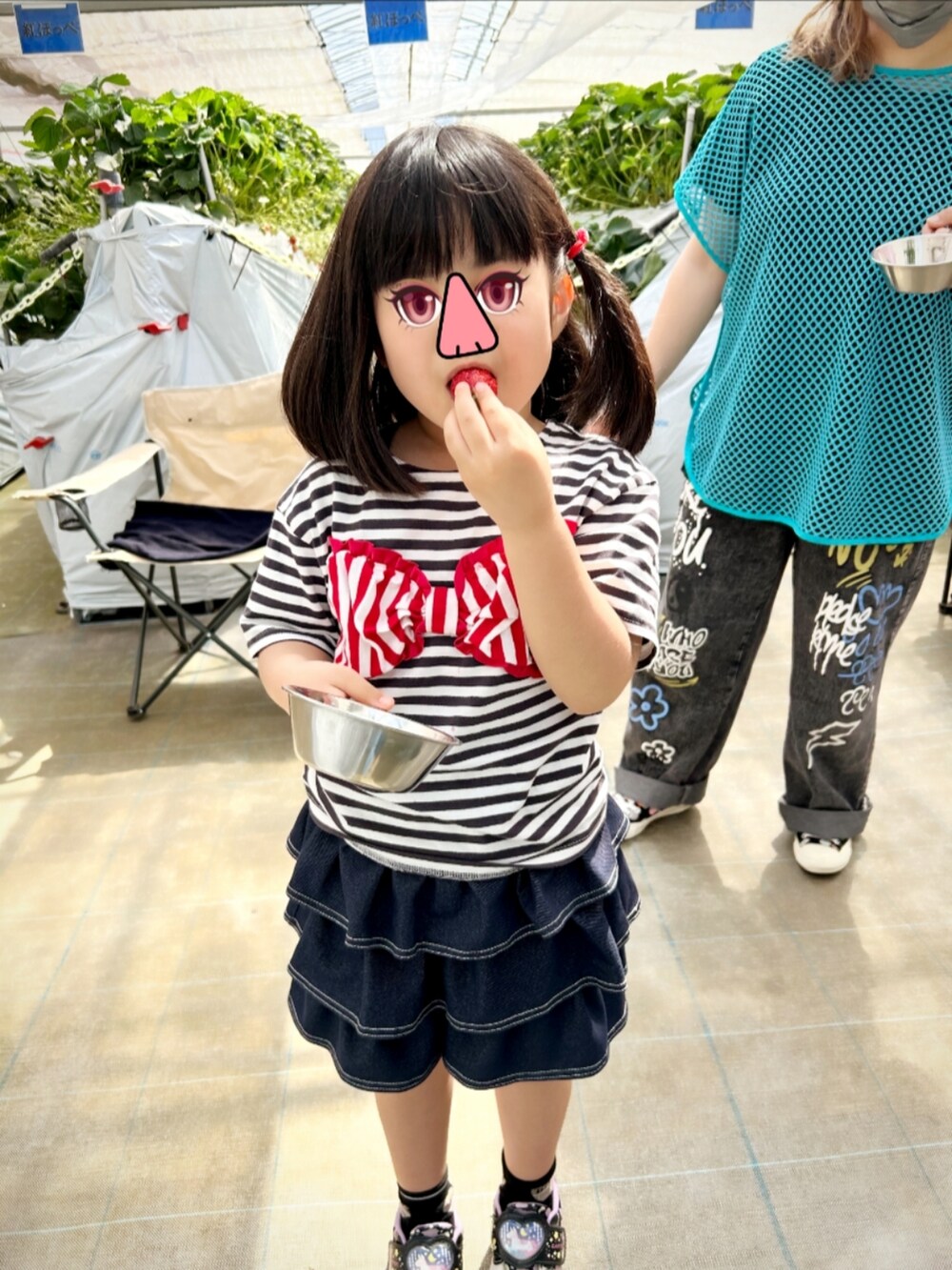 ブラック系のTシャツ/カットソー、ブラック系のスニーカー、ブルー系のTシャツ/カットソーを着用したレディースの春コーディネートの2枚目の写真