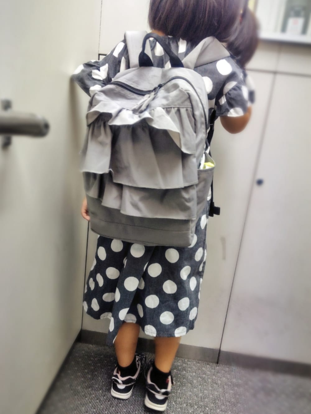 ブルー系のワンピース、ブラック系のトートバッグ、その他のトートバッグを着用したレディースの夏コーディネートの2枚目の写真