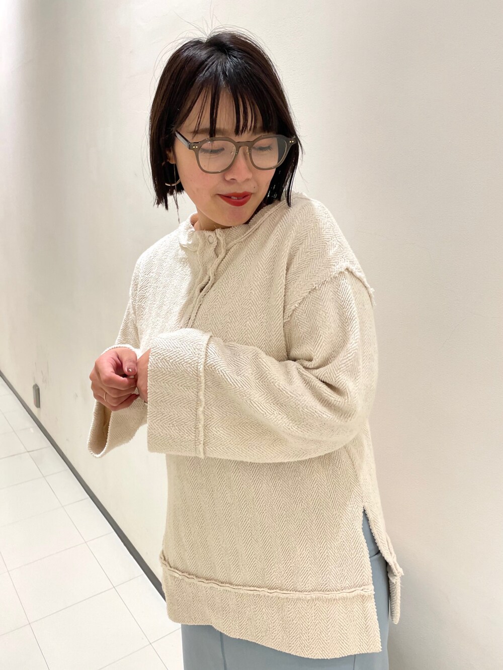 ホワイト系のTシャツ/カットソー、ブラウン系のトートバッグ、ブラック系のブーツを着用したレディースの冬コーディネートの2枚目の写真