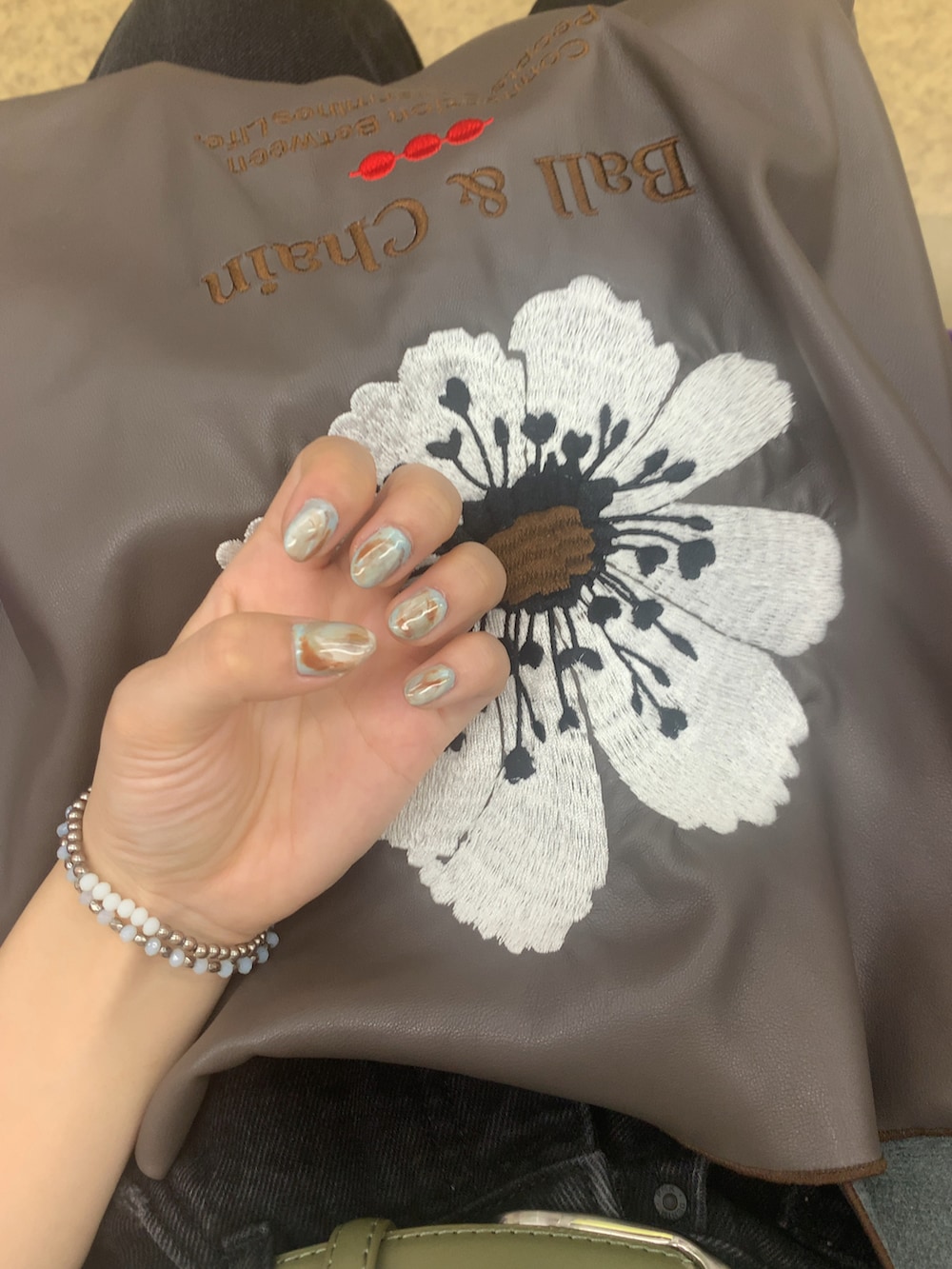 「休日スタイル、サンダルコーデ、シンプル、プチプラ、ootd、デニムパンツ、オトナカジュアル、ラフ、ベルト、ヘッドホン、パーマ」｜「ems exciteのフラワーメッシュサンダル（サンダル、ブラック系）」を使った、ミカンさん（レディース・157cm）の夏コーディネートの3枚目の写真