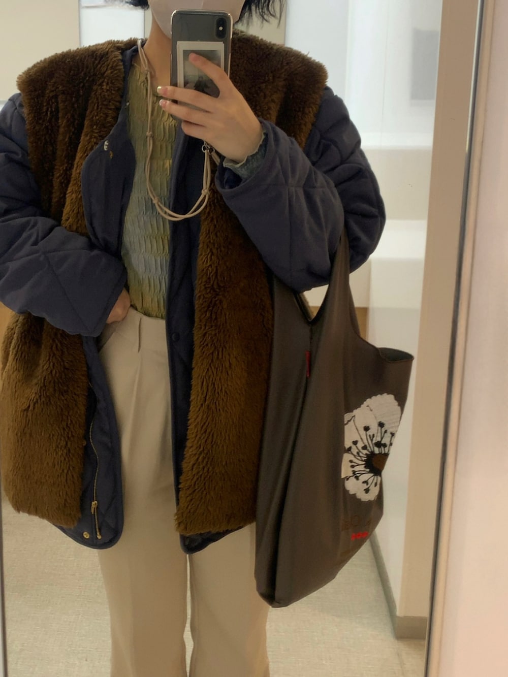 「オトナカジュアル、パンツコーデ、休日コーデ、春、シンプルコーデ、プチプラ、お洒落さんとつながりたい、ootd、ファーベスト、followforfollow、LOWRYS FARM、Ball&Chain」｜「LOVEHUNTERのオリジナルクリアソール3ホールシューズ（ドレスシューズ、ブラック系）」を使った、ミカンさん（レディース・157cm）の冬コーディネートの2枚目の写真