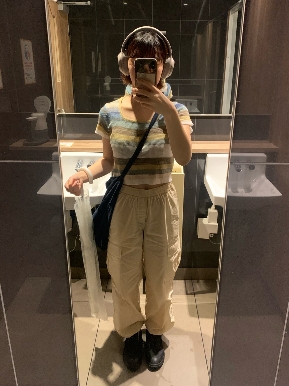「カジュアル、雨の日コーデ、カーゴパンツ、サマーニット、ヘッドホン、デニムバッグ、おしゃれさんと繋がりたい、ootd」｜「UNIQLOのアイテム（カーゴパンツ、ホワイト系）」を使った、ミカンさん（レディース・157cm）の夏コーディネートの2枚目の写真