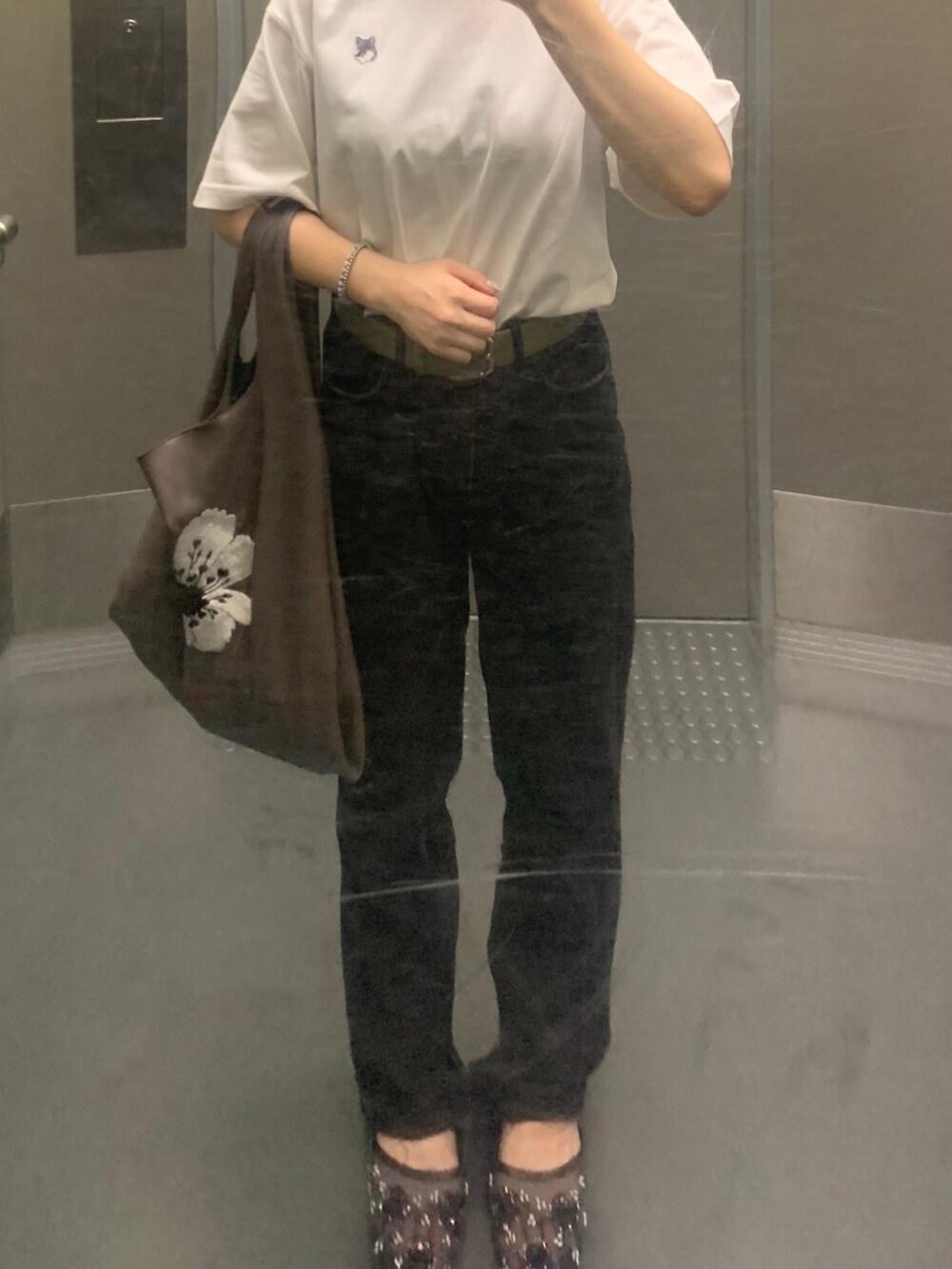 「休日スタイル、サンダルコーデ、シンプル、プチプラ、ootd、デニムパンツ、オトナカジュアル、ラフ、ベルト、ヘッドホン、パーマ」｜「ems exciteのフラワーメッシュサンダル（サンダル、ブラック系）」を使った、ミカンさん（レディース・157cm）の夏コーディネートの2枚目の写真